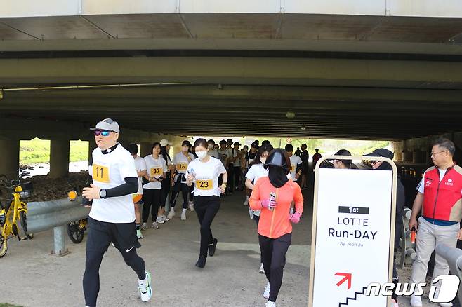 롯데백화점 전주점이 22일 '1st LOTTE Run-Day' 행사를 개최했다.(롯데백화점 전주점 제공)2023.4.22/뉴스1