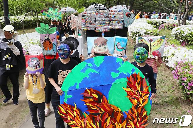 소비자기후행동 관계자들이 22일 오전 서울 중구 남산 백범광장에서 지구의 날을 맞아 '남산 둘레길 걷기' 행사를 시작하고 있다. 2023.4.22/뉴스1 ⓒ News1 민경석 기자