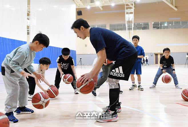 전 농구국가대표 김승현이 22일 세종정부청사체육관에서 진행된 ‘국가대표를 이겨라’ 행사에서 유소년을 대상으로 레슨을 하고 있다. 2023. 4. 22.  세종 | 박진업기자 upandup@sportsseoul.com