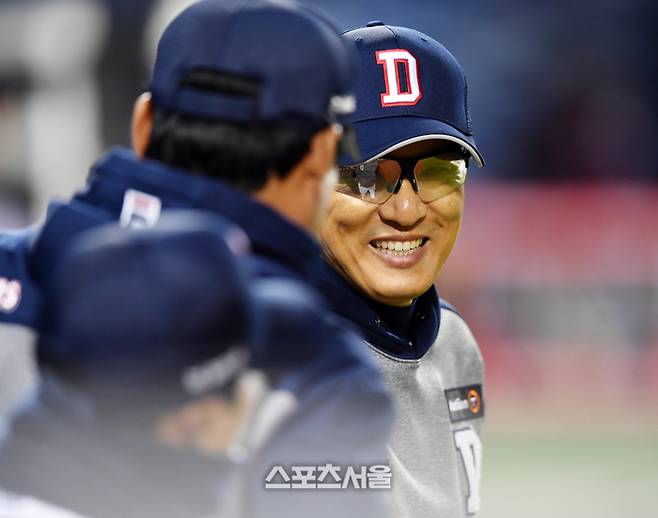 두산 이승엽 감독이 승리를 자축하고 있다. 강영조기자 kanjo@sportsseoul.com