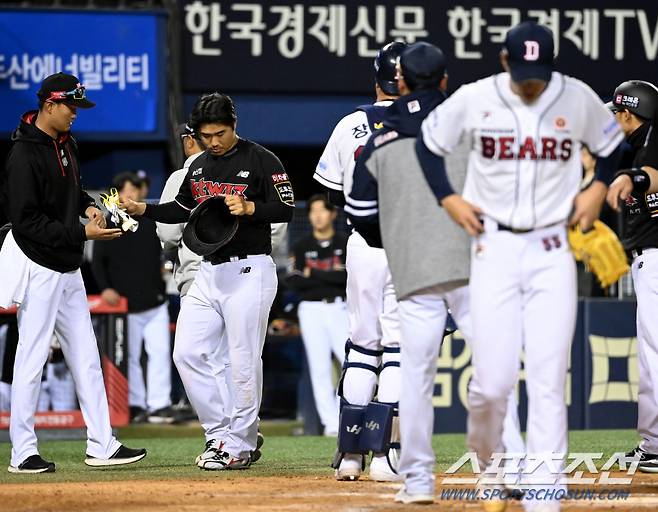 훌훌 털고 1루로 덜어나가는 강한 남자 신본기