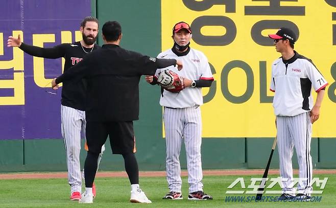 절친 켈리와 따뜻한 포옹.