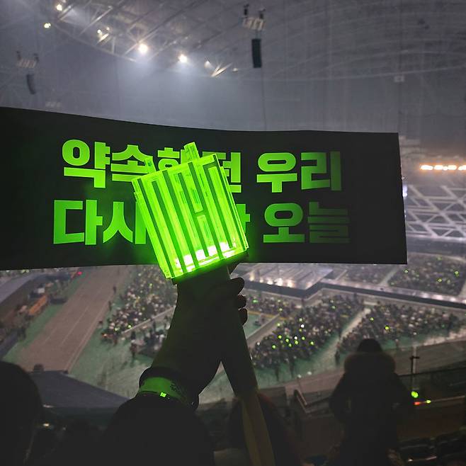 이달 15, 16일 서울 송파구 올림픽공원 KSPO돔에서 진행된 트와이스 콘서트 무대 장면. 객석을 채운 팬들의 손엔 푸른색 
불빛이 켜진 응원봉이 들려 있다. 아래 사진은 2021년 12월 17일 서울 구로구 고척스카이돔에서 열린 아이돌 그룹 ‘NCT 
127’ 콘서트에 참석한 팬이 응원봉을 들고 있는 모습. JYP엔터테인먼트 제공·팬 제공