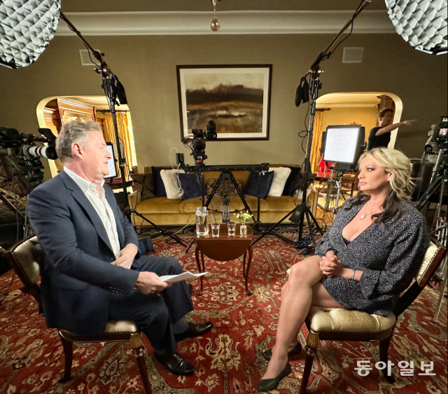 도널드 트럼프 대통령 입막음 의혹의 당사자인 전직 성인영화 배우 스토미 대니얼스(오른쪽)가 트럼프 대통령 기소 후 처음으로 언론과 등장해 영국 언론인 피어스 모건과 인터뷰하는 모습. 토크TV 캡처