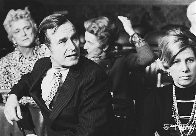 조지 H W 부시 대통령(가운데)과 제니퍼 피츠제럴드(오른쪽). 뒤쪽에 바버라 부시 여사(왼쪽)가 앉아있다. 위키피디아