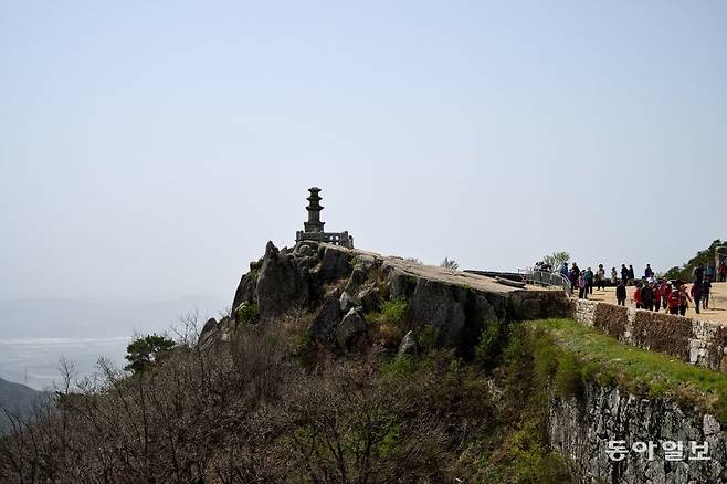 비슬산 절벽 끝의 바위를 기단 삼아 서 있는 대견사 3층 석탑.