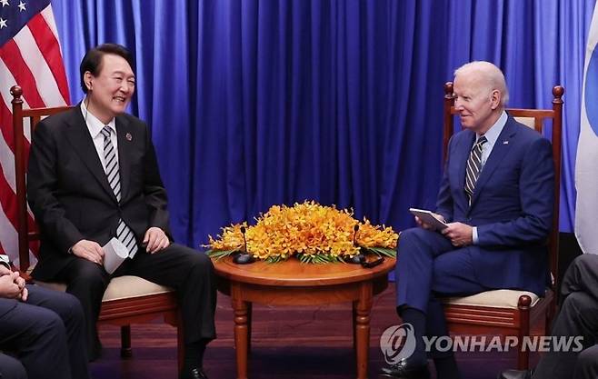 윤석열 대통령이 지난해 11월 13일(현지시간) 캄보디아 프놈펜 한 호텔에서 조 바이든 미국 대통령과 정상회담을 하고 있다. /사진=연합뉴스