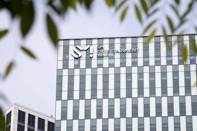 서울 성동구 SM엔터테인먼트 사옥. 카카오에 인수된 SM은 갈림길에 섰다. 뉴스1