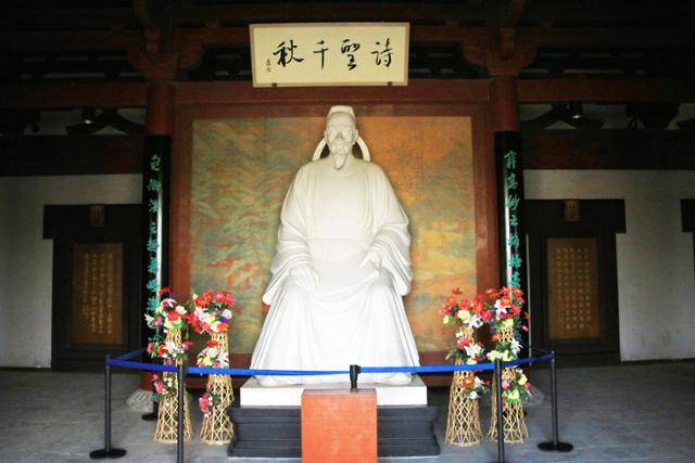 두보 조각을 모신 시성당에 '시성천추'라 쓰여 있다. 천년 세월 길이 빛나는 시인이라는 칭송이다. ⓒ최종명