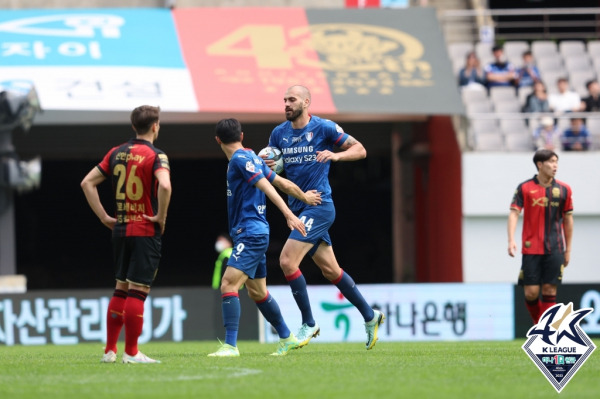 수원 뮬리치가 후반 만회골을 터뜨린 뒤 공을 가져가고 있다. 프로축구연맹