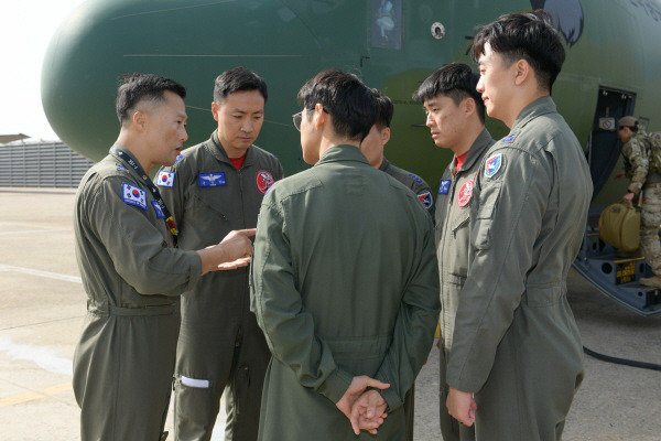 21일 공군 제5공중기동비행단 조종사들이 수단 교민철수 해외 임무에 앞서 장거리 비행을 앞두고 유의할 점을 논의하고 있다. 연합뉴스