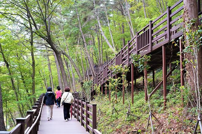 Visitors enjoy the lush forest of Seosan at Gwangyang Seosan Eoul-gil on Tuesday. (Lee Si-jin/The Korea Herald)