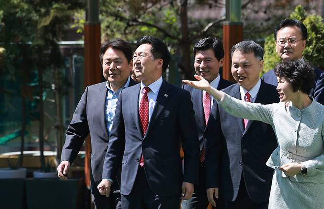 국민의힘 김기현 대표가 19일 오후 서울 강북구 사회복지법인 한빛재단이 운영하는 한빛맹학교를 찾아 시설을 살피고 있다. [사진 = 연합뉴스]