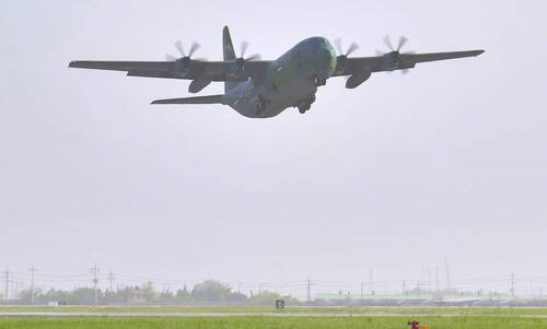 21일 공군 제5공중기동비행단에서 C-130J 수송기가 수단 교민철수 해외임무를 수행하기 위해 힘차게 이륙하고 있다. 국방부 제공