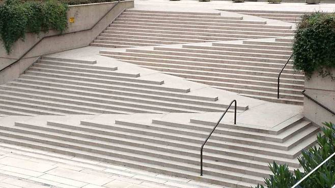 캐나다 벤쿠버 중심가에 있는 롭슨광장 계단. 캐나다 건축가 아서 에릭슨이 1979년 설계한 이 계단은 휠체어 등이 다닐 수 있는 경사로를 계단 가운데에 배치시켜 조화와 포용을 상징적으로 보여준다. 유니버셜 디자인의 대표 사례로 손 꼽힌다. [인스타그램]