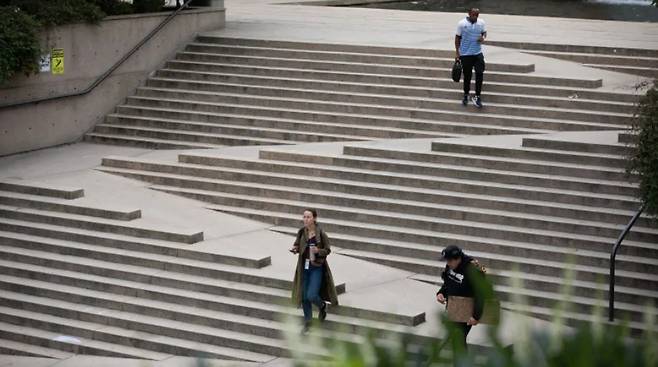 캐나다 벤쿠버 시내에 있는 롭슨광장 계단을 시민들이 이용하는 모습이다. [CBC]