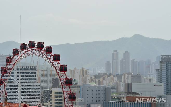 [대구=뉴시스] 이무열 기자 = 미세먼지 농도가 '나쁨' 수준을 보인 21일 대구 중구 동성로에서 바라본 도심이 뿌옇게 보이고 있다. 2023.04.21. lmy@newsis.com