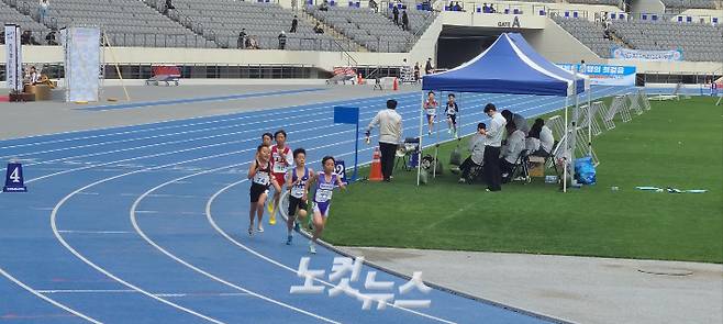 21일 오전 열린 경기도 교육감기 육상대회(제52회 전국소년체육대회 경기도 대표 최종 선발전) 800m 초등학교 4학년 남자부 예선 경기에서 선수들이 치열한 레이스를 펼치고 있다. 동규기자