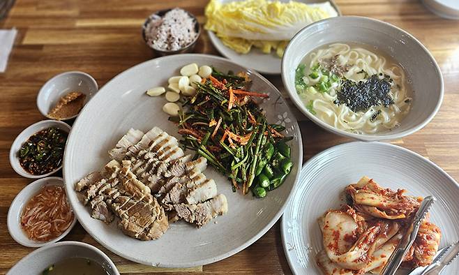 칼국수와 보쌈 한쌍