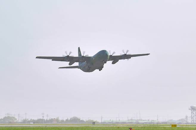 지난 21일 공군 제5공중기동비행단에서 C-130J 수송기가 수단 교민철수 해외임무를 수행하기 위해 이륙하고 있는 모습. 국방부 제공