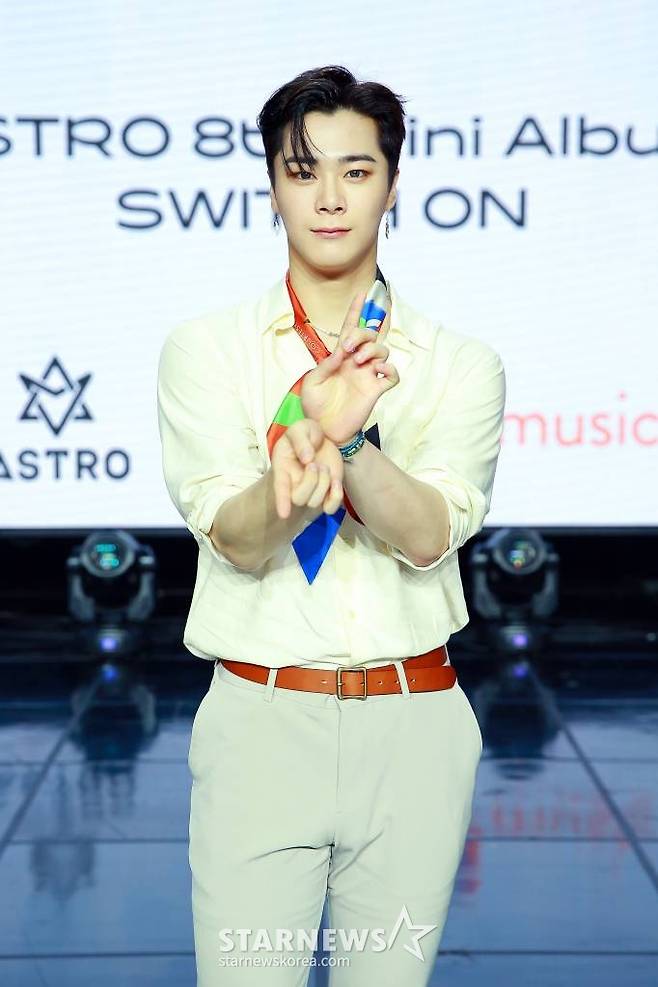 그룹 '아스트로'(ASTRO) 문빈이 2일 온라인 생중계로 진행된 미니 8집 '스위치 온'(SWITCH ON) 발매 기념 기자간담회에 앞서 포즈를 취하고 있다. /사진제공=판타지오뮤직 2021.08.02 /사진=이동훈 기자 photoguy@