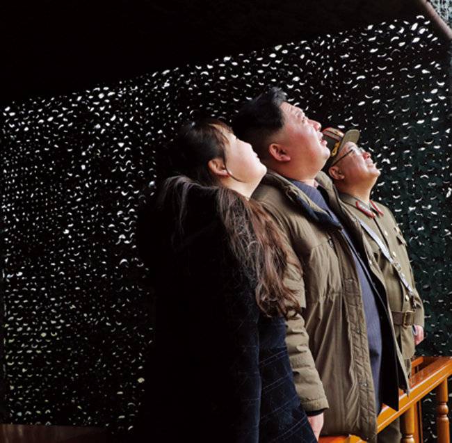 김정은 북한 국무위원장(가운데)이 딸 주애(왼쪽)와 함께 4월 13일 ‘화성-18형’ 시험발사를 현지 지도했다.[뉴시스]