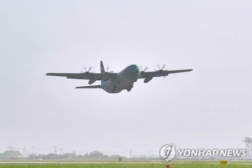 이륙하는 C-130J 수송기     (서울=연합뉴스) 21일 공군 제5공중기동비행단에서 C-130J 수송기가 수단 교민철수 해외임무를 수행하기 위해 힘차게 이륙하고 있다. 2023.4.21 [국방부 제공. 재판매 및 DB 금지]
    photo@yna.co.kr
(끝)