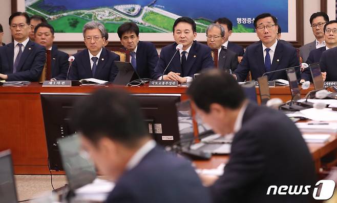 원희룡 국토교통부 장관이 20일 서울 여의도 국회에서 열린 국토교통위원회 전체회의에서 의원들의 질의를 경청하고 있다. 2023.4.20/뉴스1 ⓒ News1 임세영 기자