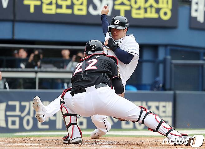 23일 오후 서울 송파구 잠실야구장에서 열린 2023 신한 SOL KBO리그 kt 위즈와 두산 베어스의 경기, 두산 김재환이 8회말 2사 1루에서 양의지의 안타 때 홈으로 쇄도했으나 태그아웃 당하고 있다. 2023.4.23/뉴스1 ⓒ News1 김진환 기자