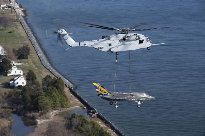 미 해병대의 최신예 CH-53K 대형 수송헬기가 F-35C 스텔스기를 운반하는 테스트를 하고 있다. CH-53K는 최대 16t의 화물을 수송할 수 있는 것으로 알려졌다. /미 해병대 영상 캡처