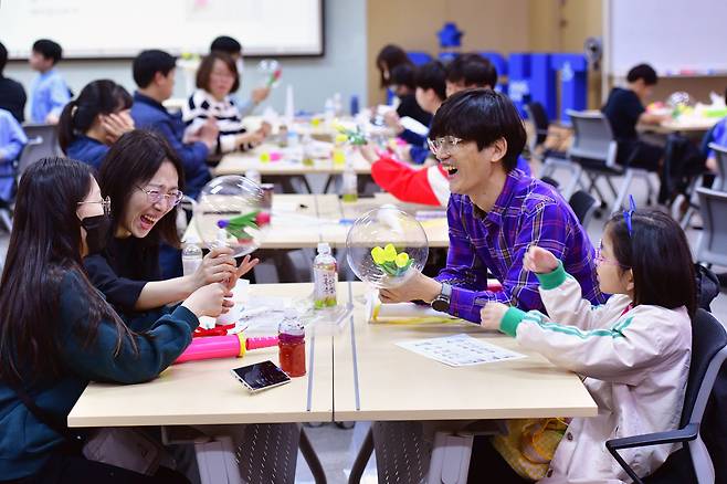 삼성전기가 지난 22일 수원사업장에서 주말을 맞아 임직원 가족을 초청하는 행사를 가졌다./삼성전기 제공