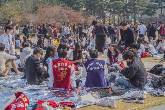 고려대학교 학생들이 지난 1일 만우절에 진행된 '중짜데이' 행사에 참여하고 있다. 학내에서 함께 모여 자장면을 먹는 간단한 행사임에도 광장을 가득 채울 정도로 많은 학생들이 모였다. [고려대학교 제공]