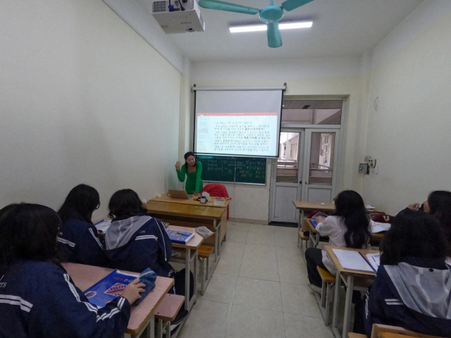 Students majoring in Korean language at the Foreign Language Specialized School in Hanoi, a public high school affiliated with the University of Languages and International Studies under Vietnam National University (VNU-ULIS), on Feb. 10, 2023 (Choi Jae-hee / The Korea Herald)