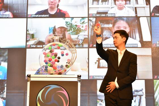 A Korea Volleyball Association official draws the nomination order for the V League Asian Quarter draft at the Stanford Hotel Seoul in Mapo District, western Seoul on Friday. [YONHAP]