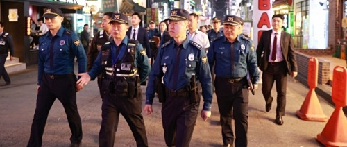 지난 21일 오후 홍기현 경기남부경찰청장이 경기남부지역 대표적인 다중인파 밀집 지역인 수원 인계동 유흥업소 지역에서 야간 합동 순찰에 나서고 있다. 경기남부경찰청 제공