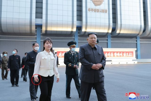 북한 김정은 국무위원장이 딸 주애와 함께 지난 18일 국가우주개발국을 현지지도했다고 조선중앙통신이 19일 보도했다. 조선중앙통신이 공개한 사진을 보면 딸 주애가 오른손에 성냥갑을 손에 쥐고 있다. [사진출처 = 연합뉴스]