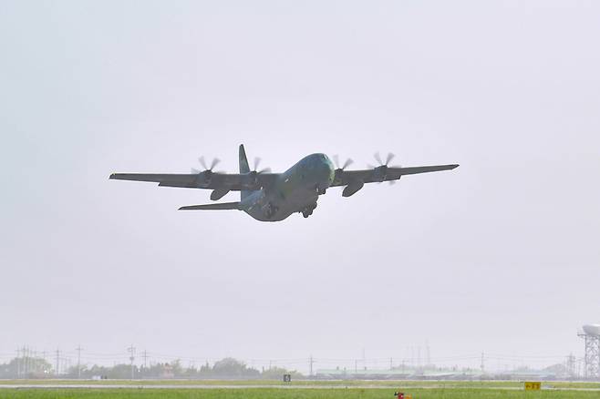 공군 제5공중기동비행단에서 C-130J 수송기가 수단 교민철수 해외임무를 수행하기 위해 21일 이륙하고 있다. [사진제공=국방부]