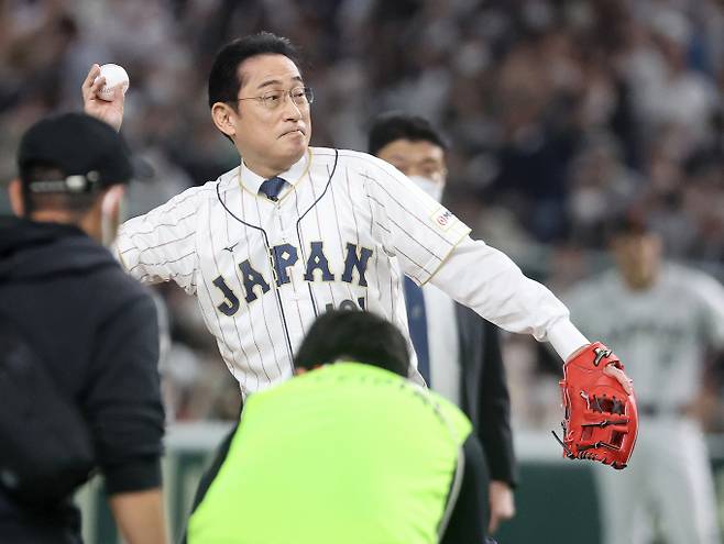 지난 3월10일 오후 일본 도쿄돔에서 열리는 2023 월드베이스볼클래식(WBC) B조 1라운드 대한민국과 일본의 경기를 앞두고 기시다 후미오 일본 총리가 시구를 하는 모습./사진=뉴스1