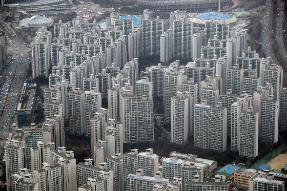 23일 부동산 정보제공업체 '부동산R114'에 따르면 이번주 서울 아파트 가격은 0.05% 하락해 전주 대비 하락폭이 커졌다. 재건축이 0.06%, 일반 아파트는 0.05% 떨어졌다. 신도시가 0.01% 경기 · 인천은 0.02% 내렸다. 전세시장에서는 신규 전세수요 증가에도 적체 매물 소진 둔화로 추세적으로는 가격이 하락하는 분위기다. 서울이 0.08% 떨어졌고 신도시 -0.01%, 경기·인천 -0.04%의 변동률을 나타냈다./사진=뉴시스