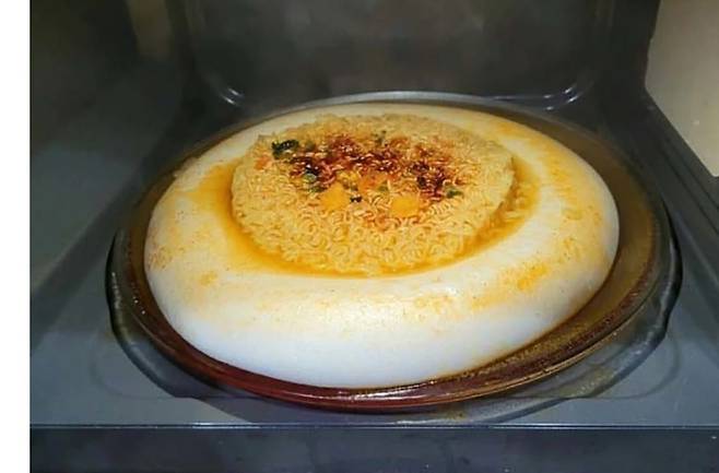 한 인터넷 커뮤니티에 올라온 게시물. 컵라면을 전자레인지에 돌린후 용기가 녹아버린 모습이다. [인터넷 커뮤니티 캡처]