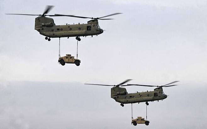 미 육군 CH-47F 대형기동헬기 편대가 험비 차량을 수송하고 있다. AFP 연합뉴스