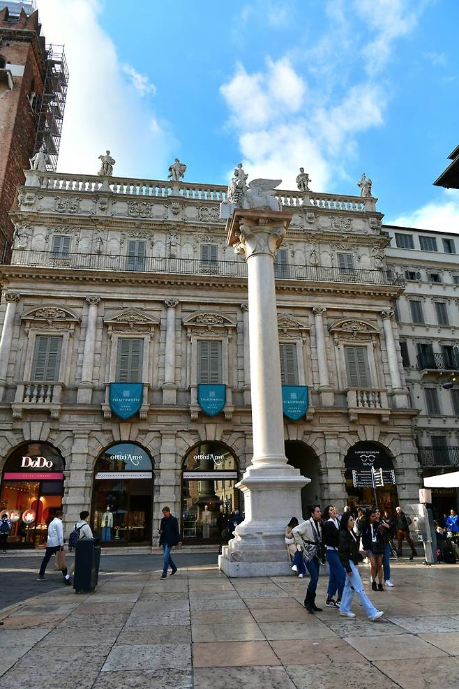 마페이 궁전과 날으는 사자상