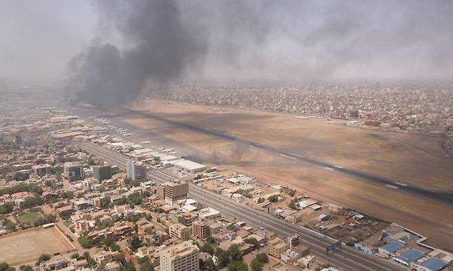 지난 15일(현지시간) 수단 하르툼에서 권력 투쟁으로 군대와 준군사조직이 충돌하면서 도시 상공에 연기가 피어오르고 있다. 로이터연합뉴스