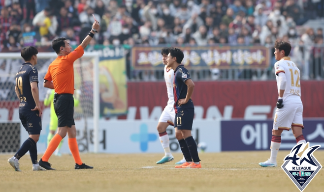 수원FC 이승우가 지난 3월4일 포항전에서 레드카드를 받고 있다. 프로축구연맹 제공