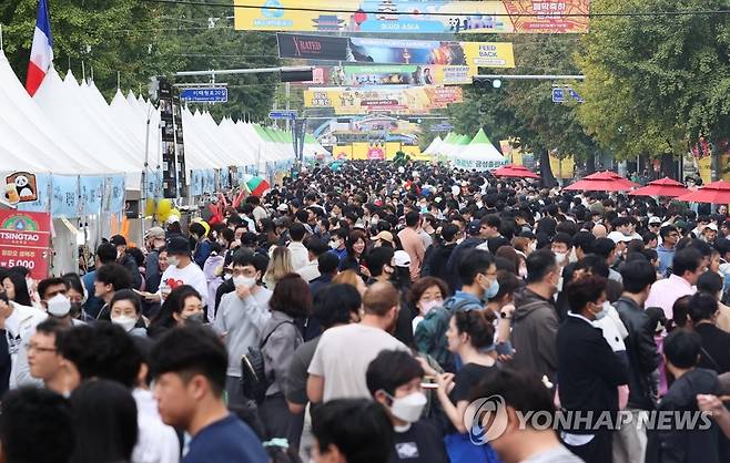 작년 10월 서울 용산구 이태원역 일대에서 열린 지구촌 축제 [연합뉴스 자료사진]