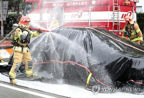 전기차 화재 진화 시연 모습 [연합뉴스 자료사진]