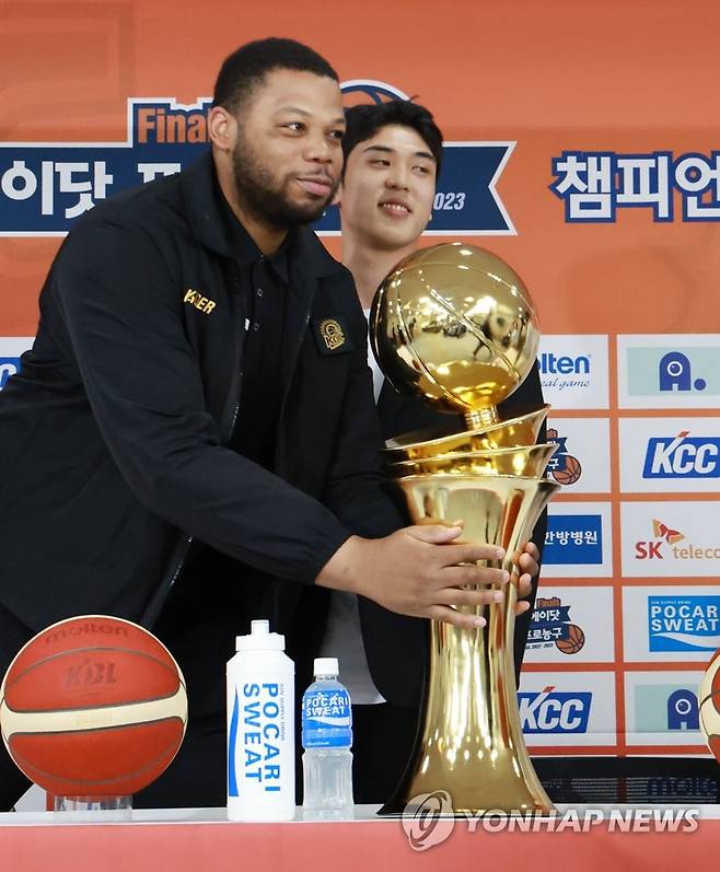 '우승은 우리가!' (서울=연합뉴스) 홍해인 기자 = 23일 서울 강남구 KBL센터에서 열린 2022~2023 KBL 프로농구 챔피언결정전 미디어데이에서 안양 KGC인삼공사 오마리 스펠맨이 우승 트로피와 함께 기념촬영 뒤 익살스럽게 트로피를 가져가는 포즈를 취하고 있다. 스펠맨 오른쪽은 안양 KGC 인삼공사 변준형. 2023.4.23 hihong@yna.co.kr