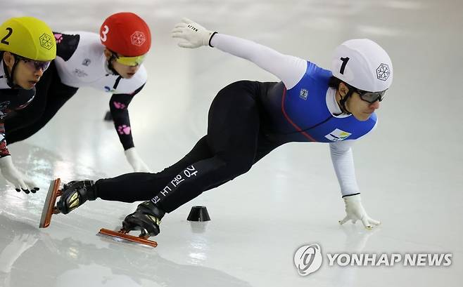 질주하는 황대헌 선수 (진천=연합뉴스) 천경환 기자 = 23일 충북 진천선수촌에서 열린 2023-2024 쇼트트랙 국가대표 선발전에서 황대헌(강원도청) 선수가 얼음 위를 달리고 있다. 2023.4.23 kw@yna.co.kr