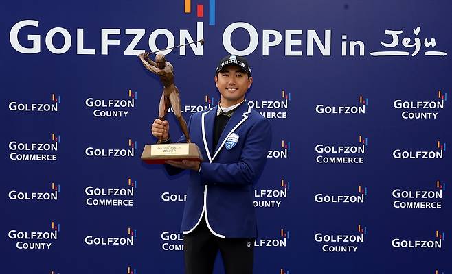 우승 트로피 든 조우영 [KPGA 제공. 재판매 및 DB 금지]