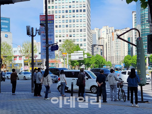 지난 21일 서울 마포구 공덕역 교차로에서 차량들이 우회전 하고 있다.(사진=황병서 기자)